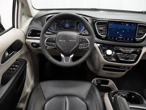 Used 2024 Chrysler Pacifica Limited FWD image 25