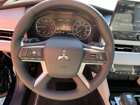 New 2025 Mitsubishi Outlander SE image 13