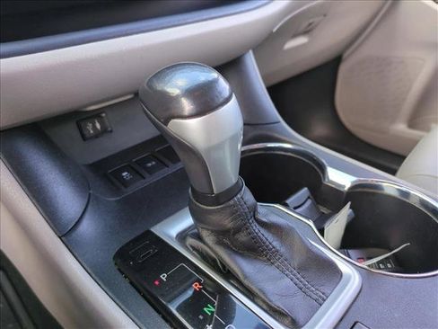 Used 2014 Toyota Highlander XLE FWD image 12