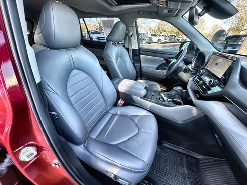 Used 2023 Toyota Highlander XLE image 34