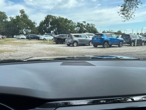 Used 2025 Volkswagen Taos SE FWD image 17