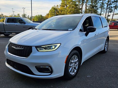 New 2026 Chrysler Pacifica Select image 3