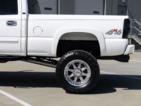 Used 2006 Chevrolet Silverado 2500 LT w/ Heavy-Duty Power Package image 12