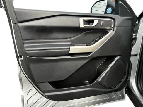 Used 2023 Ford Explorer XLT w/ Equipment Group 202A RWD image 14