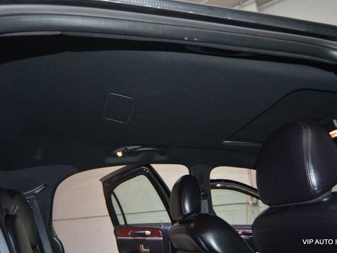 Used 2005 Lincoln Town Car Signature Limited image 19