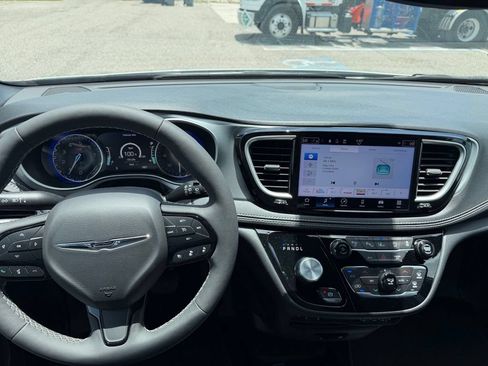Used 2024 Chrysler Pacifica Touring-L w/ S Appearance Package FWD image 27