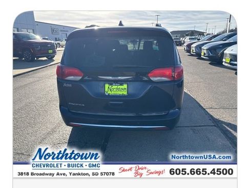 Used 2018 Chrysler Pacifica Touring-L image 6