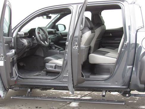 Certified 2025 Toyota Tacoma TRD Off-Road AWD/4WD image 18