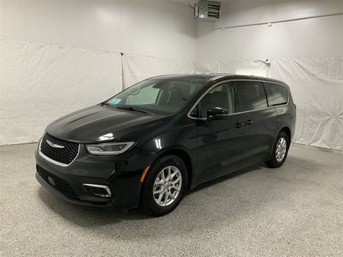 Used 2023 Chrysler Pacifica Touring-L FWD image 2