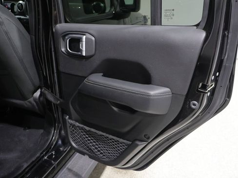 Used 2020 Jeep Gladiator Overland AWD/4WD image 18