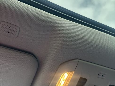 Used 2021 Toyota Highlander XLE AWD/4WD image 5