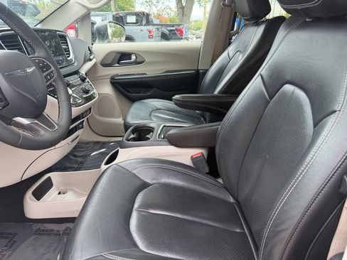 Used 2022 Chrysler Pacifica Touring-L FWD image 18
