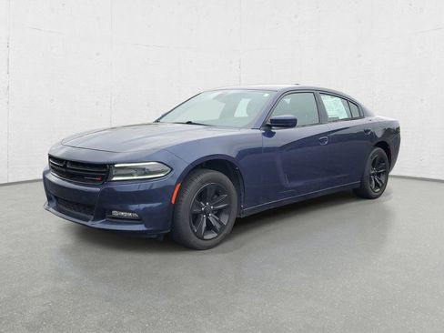 Used 2015 Dodge Charger SXT RWD image 4