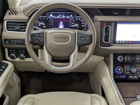 Used 2021 GMC Yukon Denali w/ Denali Premium Package image 4