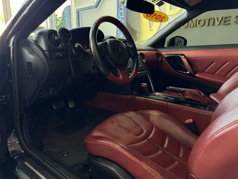 Used 2016 Nissan GT-R Premium image 12