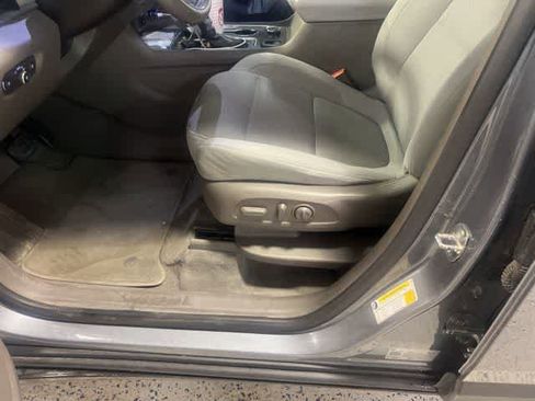 Used 2021 Chevrolet Traverse LT image 3