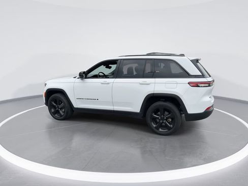 Used 2023 Jeep Grand Cherokee Altitude AWD/4WD image 6