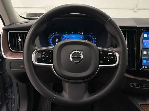 Used 2023 Volvo XC60 B5 Plus image 21
