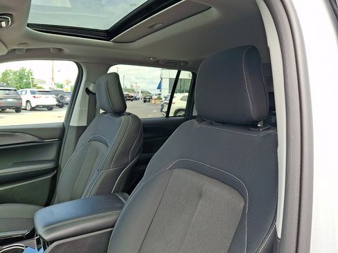 Used 2023 Jeep Grand Cherokee Laredo w/ Luxury Tech Group I AWD/4WD image 25