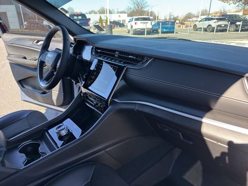 Used 2024 Jeep Grand Cherokee L Altitude image 33