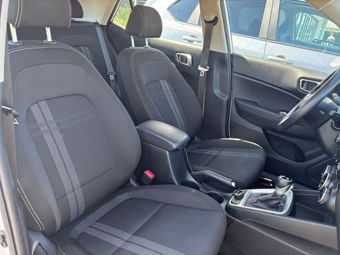 Used 2025 Hyundai Venue SEL FWD image 36