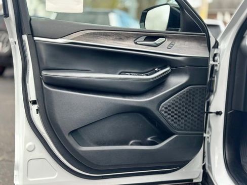 Used 2023 Jeep Grand Cherokee Limited image 9