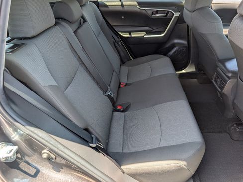 Used 2022 Toyota RAV4 XLE w/ Convenience Package FWD image 5