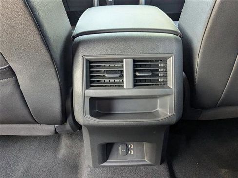 Used 2021 Volkswagen Atlas Cross Sport SE image 17