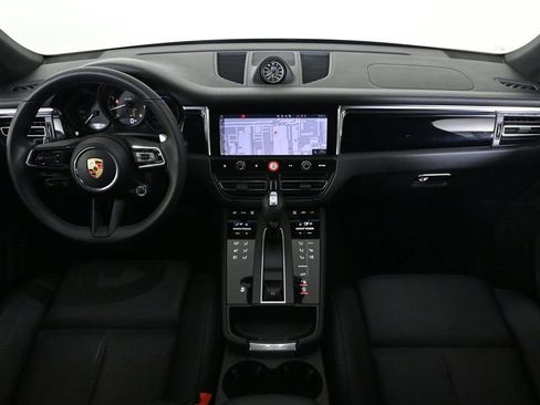 Certified 2025 Porsche Macan image 12