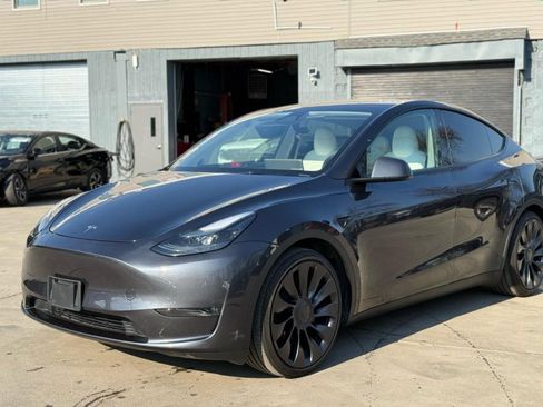 Used 2025 Tesla Model Y Performance image 2
