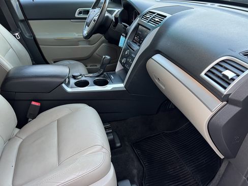 Used 2013 Ford Explorer XLT image 25