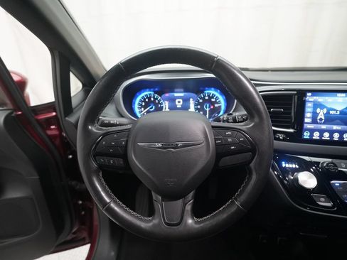 Used 2020 Chrysler Pacifica Touring-L Plus w/ S Appearance Package FWD image 4