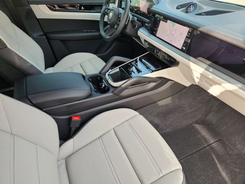 Used 2024 Porsche Cayenne image 14