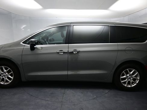 Used 2025 Chrysler Pacifica Select FWD image 7