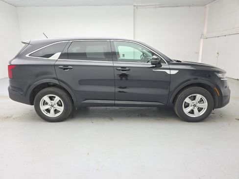 Used 2021 Kia Sorento LX AWD/4WD image 9