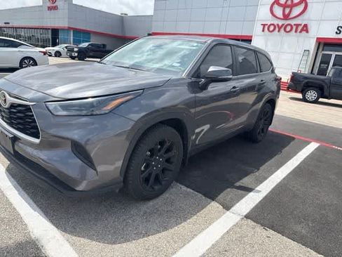 Used 2023 Toyota Highlander L FWD image 1
