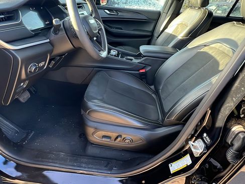 Used 2025 Jeep Grand Cherokee Altitude image 16