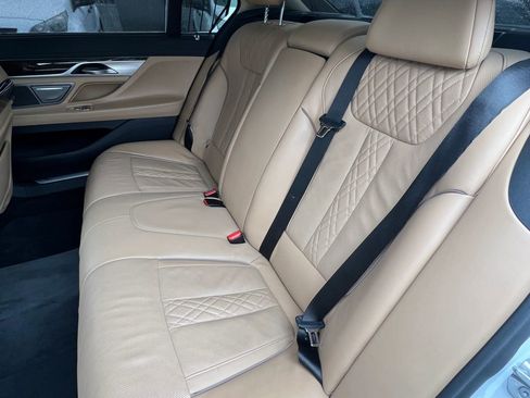 Used 2022 BMW 740i image 13