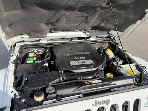 Used 2014 Jeep Wrangler Unlimited Sahara w/ Connectivity Group image 17