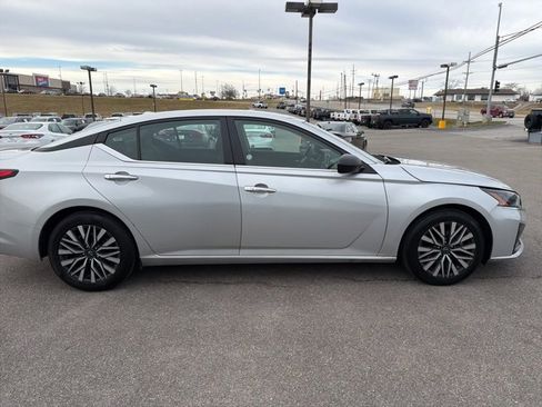 Used 2024 Nissan Altima 2.5 SV image 11