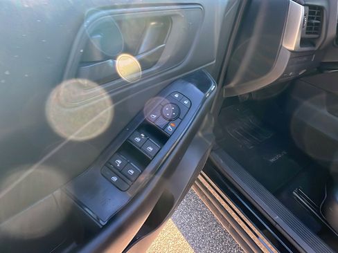 Used 2024 Nissan Rogue S image 15