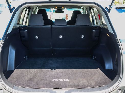 Used 2020 Toyota RAV4 LE FWD image 25