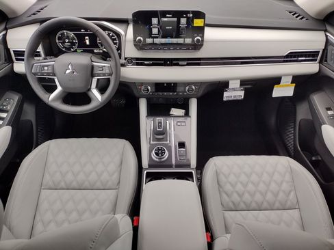 New 2025 Mitsubishi Outlander SEL image 2