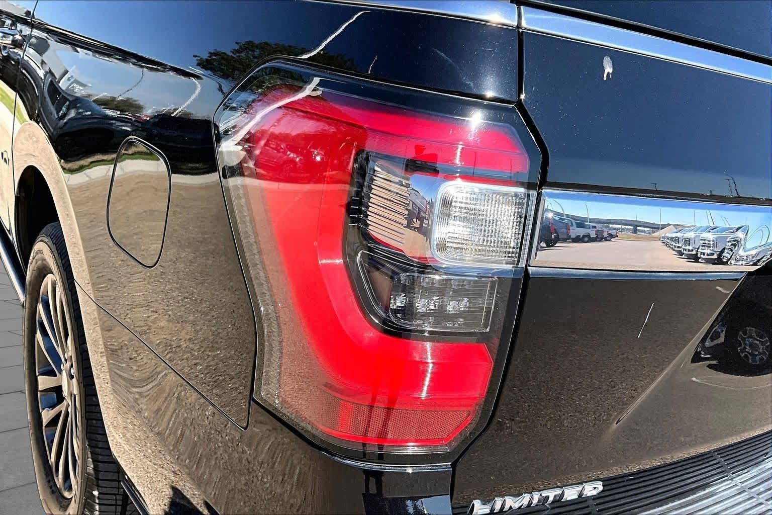 Used 2019 Ford Expedition Max Limited w/ Driver Assistance Package AWD/4WD image 32
