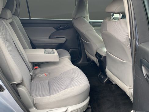 Used 2022 Toyota Highlander LE AWD/4WD image 26