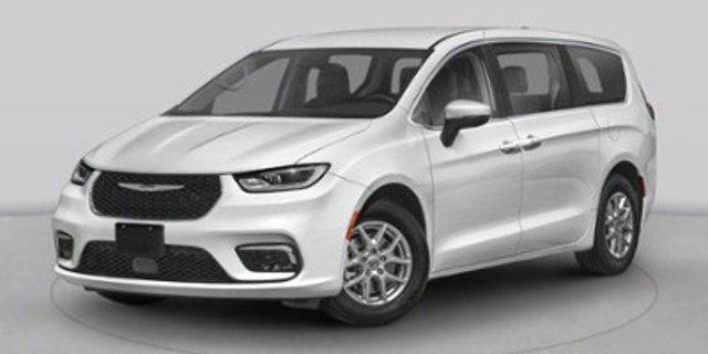 Used 2023 Chrysler Pacifica Touring-L FWD image 1