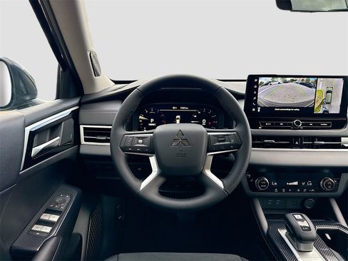 New 2025 Mitsubishi Outlander SE image 24