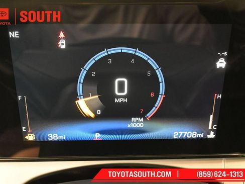 Used 2025 Chevrolet Trax LT w/ LT Convenience Package FWD image 12