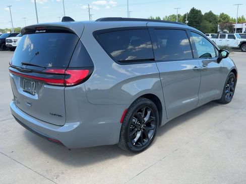 Used 2025 Chrysler Pacifica Limited FWD image 9