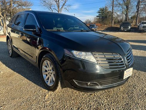 Used 2017 Lincoln MKT AWD image 7